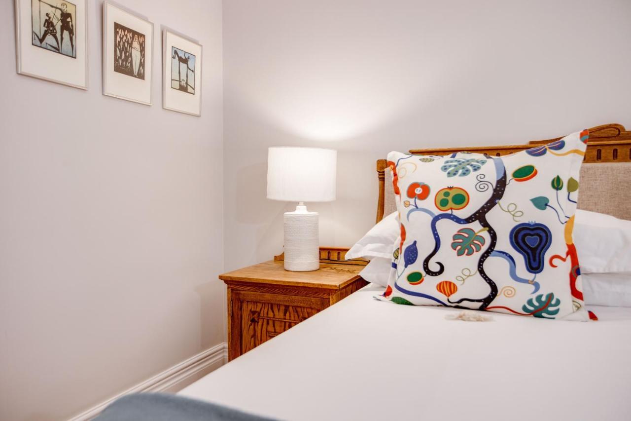 Amberhall Guesthouse โจฮันเนสเบิร์ก ภายนอก รูปภาพ