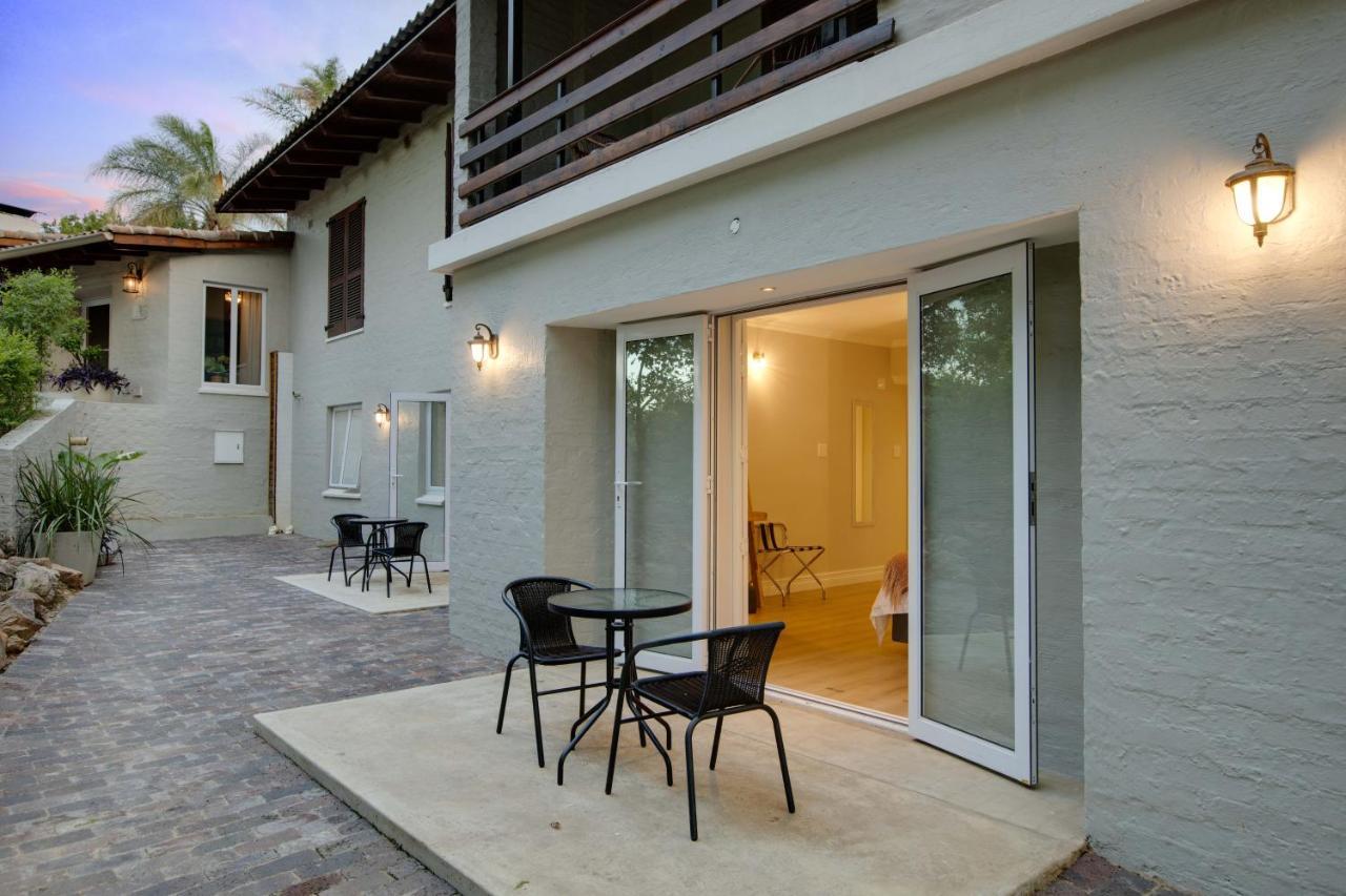 Amberhall Guesthouse โจฮันเนสเบิร์ก ภายนอก รูปภาพ