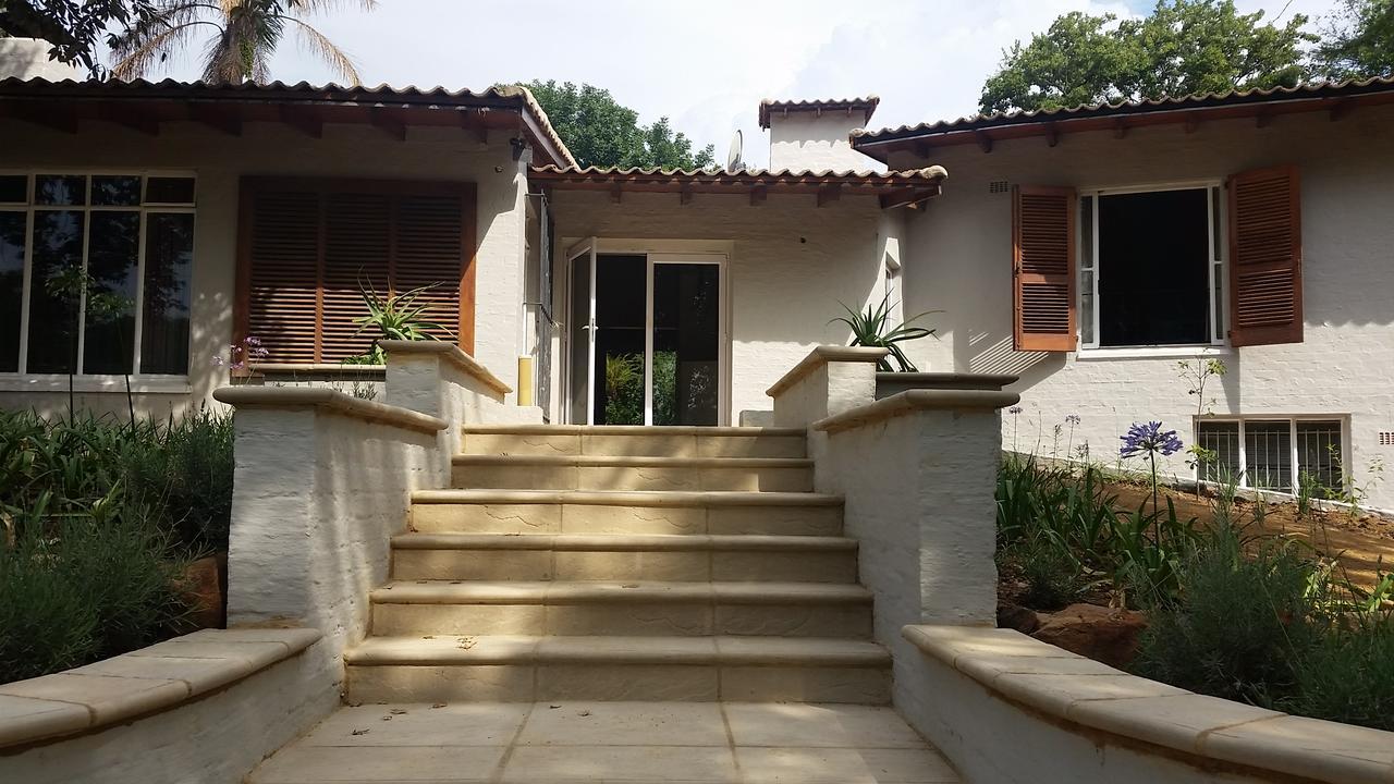 Amberhall Guesthouse โจฮันเนสเบิร์ก ภายนอก รูปภาพ