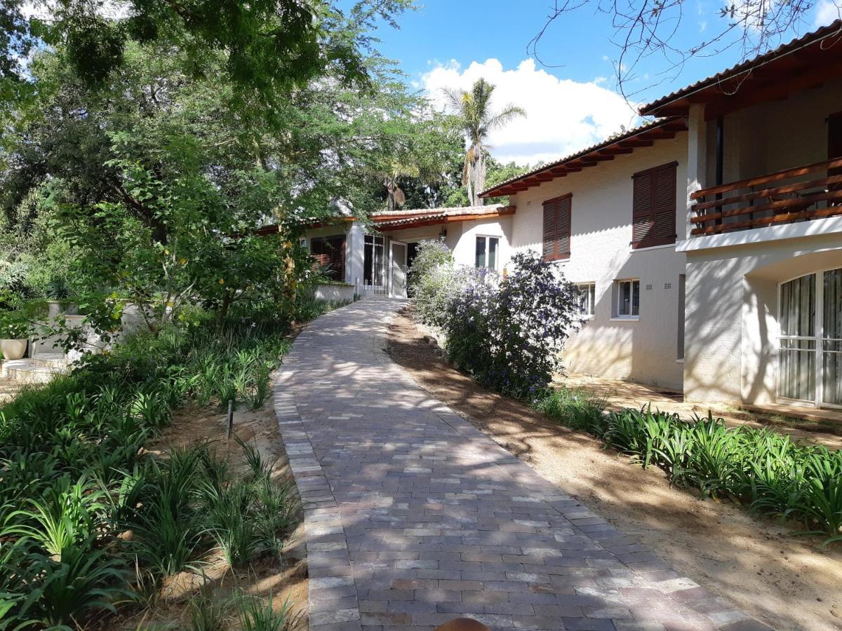 Amberhall Guesthouse โจฮันเนสเบิร์ก ภายนอก รูปภาพ